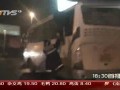 热点播报-20120501-实拍男子携炸弹劫持大巴 8名人质翻窗逃脱