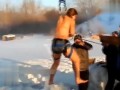 潮流-20160219-实拍俄罗斯女子后背穿钩挂绳 挑战高空跳冰河