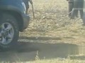 数名男子木棒大刀殴打播种农民